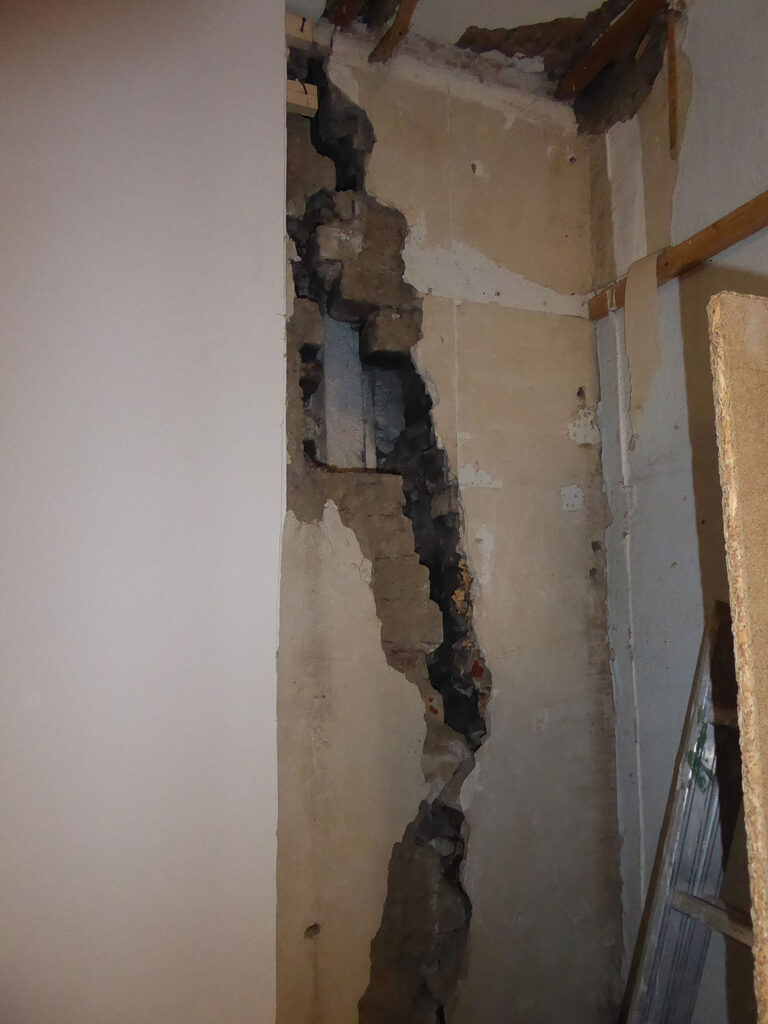 Gutachten - vertikaler Riss in Mauer