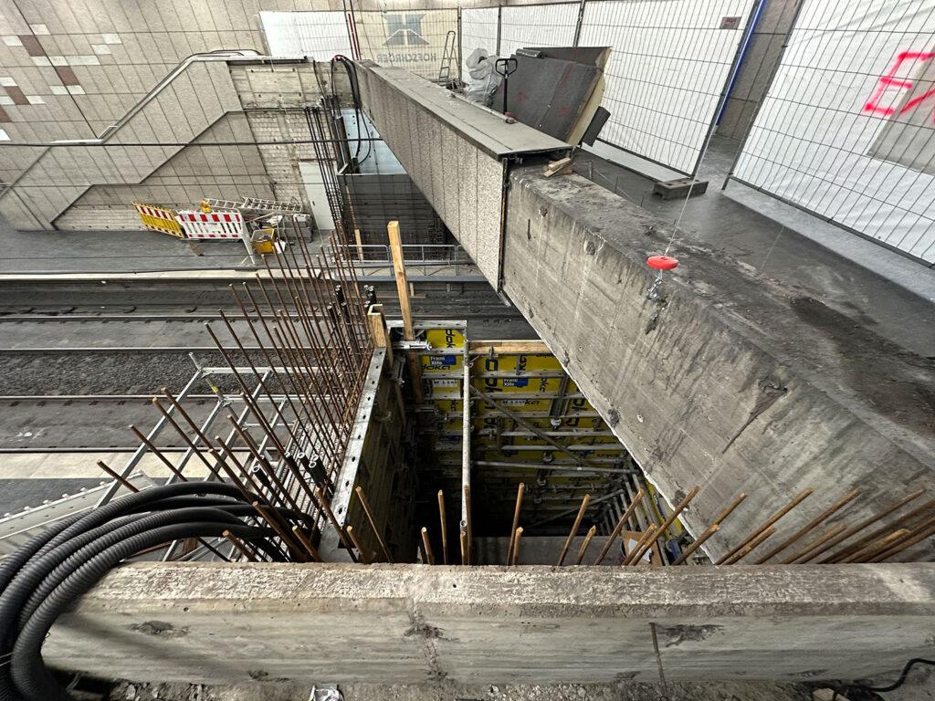 Nachträglicher Einbau von Aufzügen in einem U-Bahnhof bei laufendem Betrieb