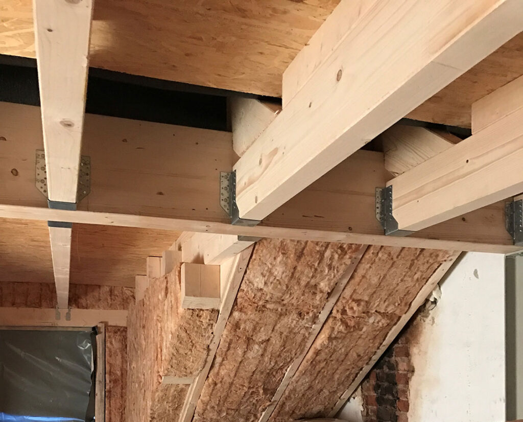 Dachgeschossausbau mit neuem Dachstuhl und hochwirksamer Gefachdämmung